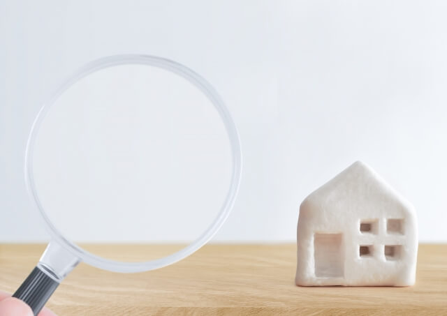 家の模型と虫眼鏡