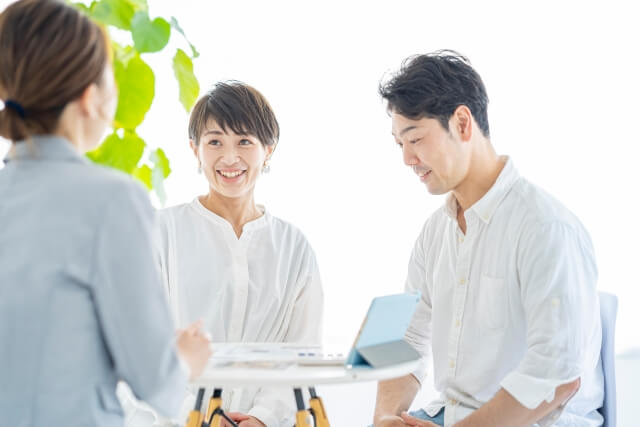 不動産査定について相談する様子